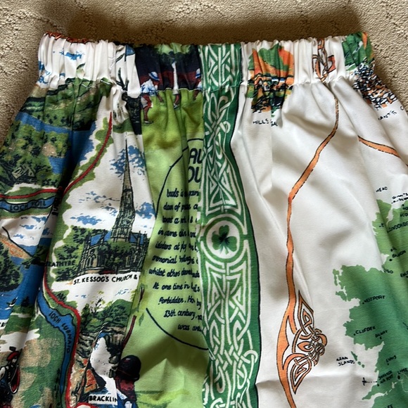 Elastic print skirt in green. Mint condition. Free size - Picture 2 of 4